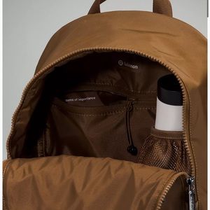 City Adventurer Backpack 
Mini 11L (burnt caramel / black)